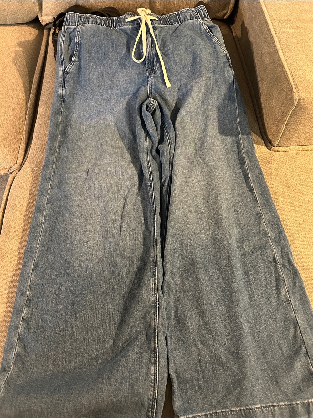 American Eagle Outfitters Large Light Blue Pull On Jeans with Drawstring